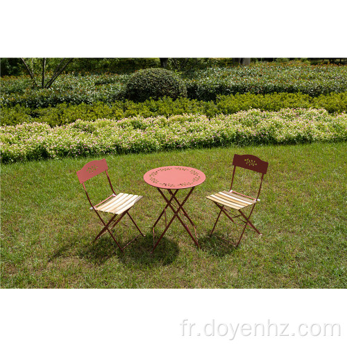 Table et chaises à lattes de bois avec motif de feuilles